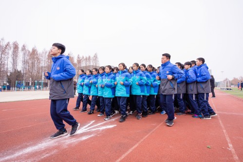 201912【強(qiáng)健體魄 淬煉精神——阜陽(yáng)五中舉行高一 高二年級(jí)跑操比】潁州晚報(bào) 阜陽(yáng)日?qǐng)?bào) 阜陽(yáng)發(fā)布 特約攝影記者 凡偉 18844908911-5_conew1.jpg