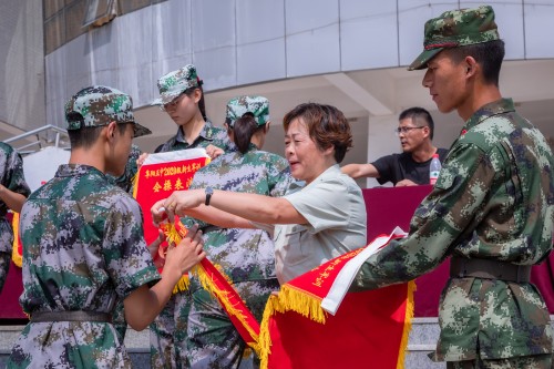 1599030171497017.jpg 202008【2020級軍訓(xùn)閉幕式 阜陽五中】潁州晚報(bào) 阜陽日報(bào) 特約攝影記者 凡偉 18844908911-12_conew1.jpg