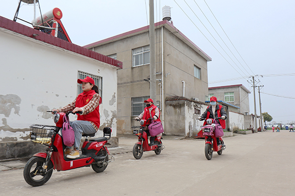 王崗鎮(zhèn)王崗社區(qū)村嫂正在沿路查看環(huán)境衛(wèi)生，看看是否有未清理垃圾，及時對接保潔員，發(fā)揮信息員作用.jpg