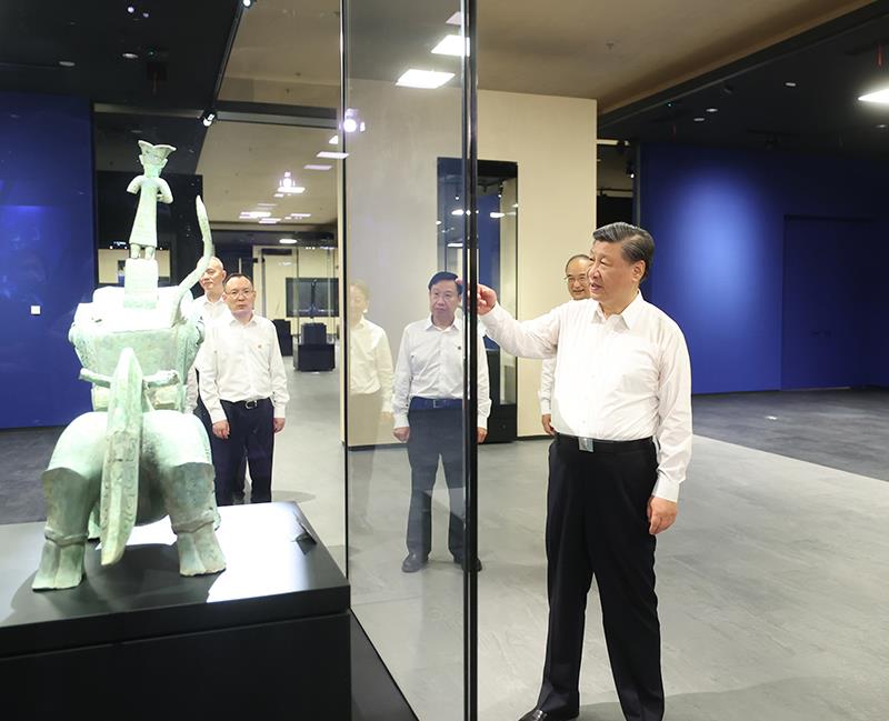 　△2023年7月26日，習(xí)近平總書記在位于四川德陽市廣漢市的三星堆博物館新館參觀。