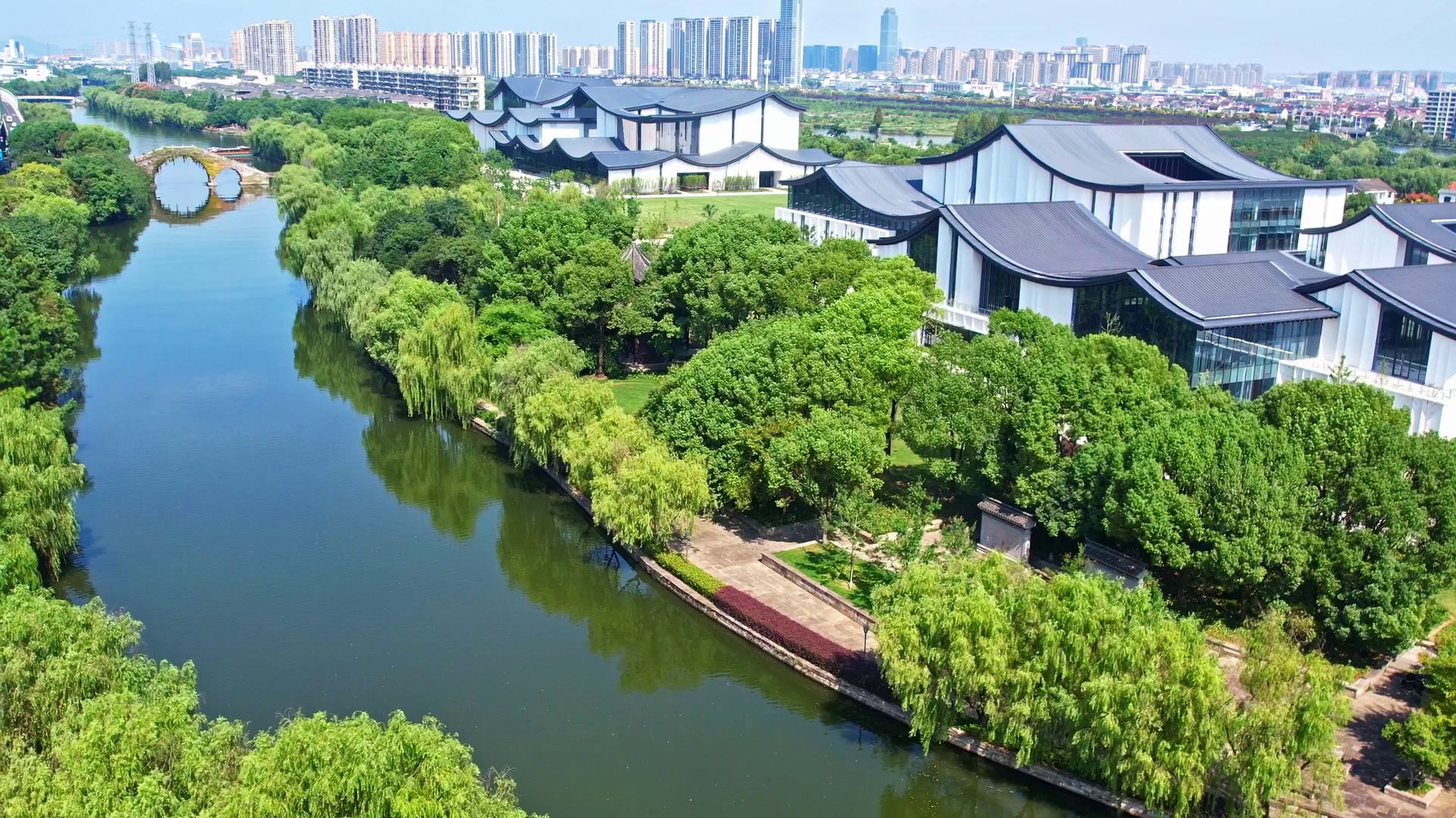 　△浙東運(yùn)河。今年9月20日，習(xí)近平總書記來到浙東運(yùn)河文化園考察，強(qiáng)調(diào)“大運(yùn)河文化是中國優(yōu)秀傳統(tǒng)文化的重要組成部分，要在保護(hù)、傳承、利用上下功夫，讓古老大運(yùn)河煥發(fā)時(shí)代新風(fēng)貌”。