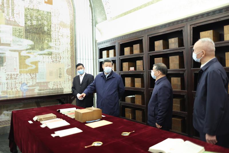 △2023年6月1日，習(xí)近平總書記在中國國家版本館考察時(shí)，在蘭臺洞庫了解館藏精品版本保存情況。