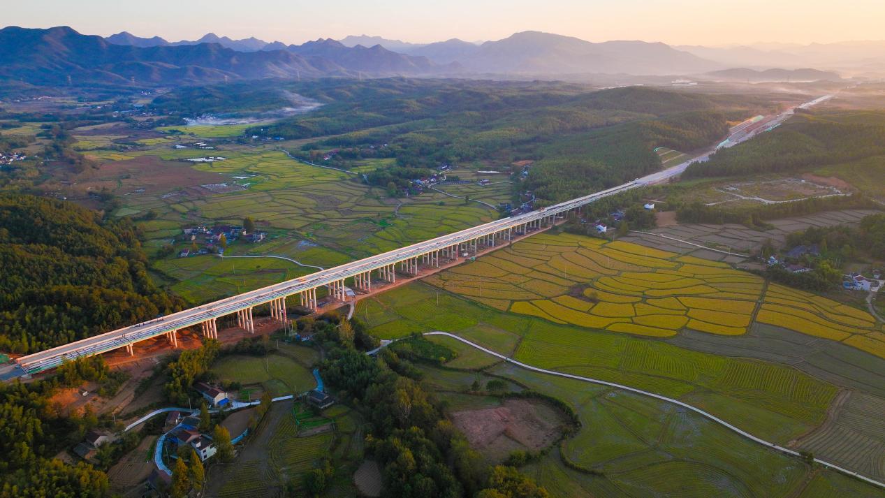 俯瞰正在建設的柿木河大橋。安徽交控集團供圖