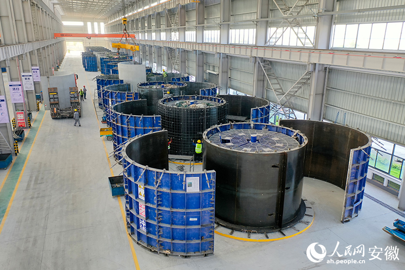 天杉能源科技公司車間內(nèi)，正在生產(chǎn)風(fēng)力發(fā)電機(jī)塔筒。人民網(wǎng)記者 陳若天攝.jpg