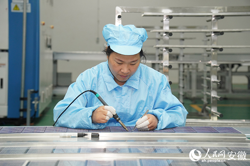 亳州宏陽能源股份有限公司車間內(nèi)，工人正在作業(yè)。人民網(wǎng)記者 陳若天攝.jpg