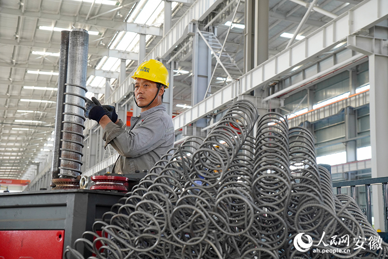 天杉能源科技公司車間內(nèi)，工人正在作業(yè)。人民網(wǎng)記者 陳若天攝.jpg