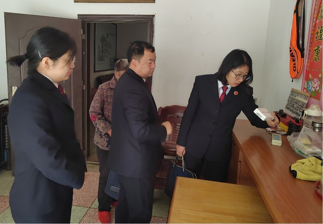 瑯琊區(qū)檢察院檢察官現(xiàn)場走訪救助家庭?，樼饏^(qū)檢察院供圖
