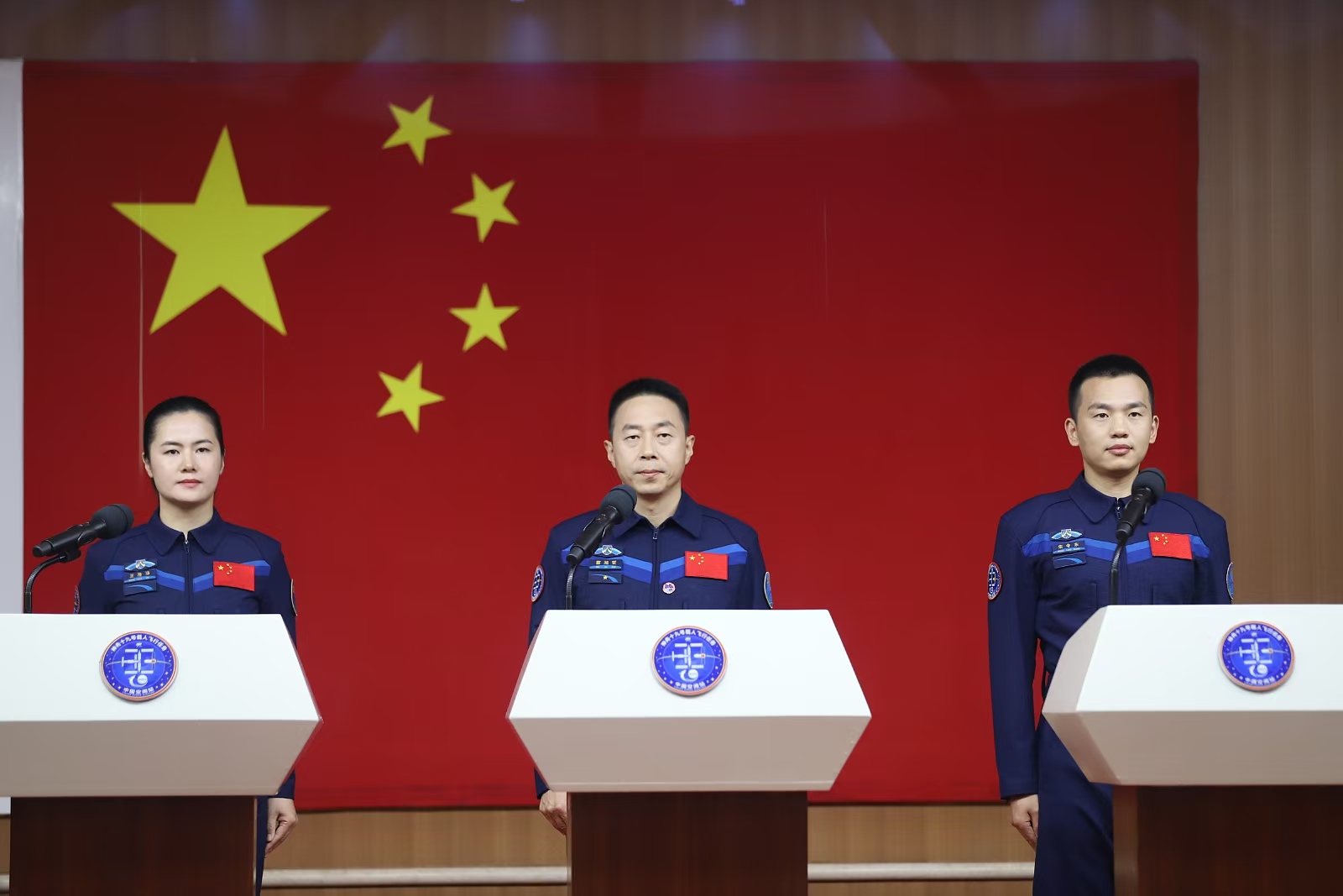 10月29日，神舟十九號航天員乘組在酒泉衛(wèi)星發(fā)射中心問天閣與中外媒體記者集體見面。人民網(wǎng)記者 黃帆攝