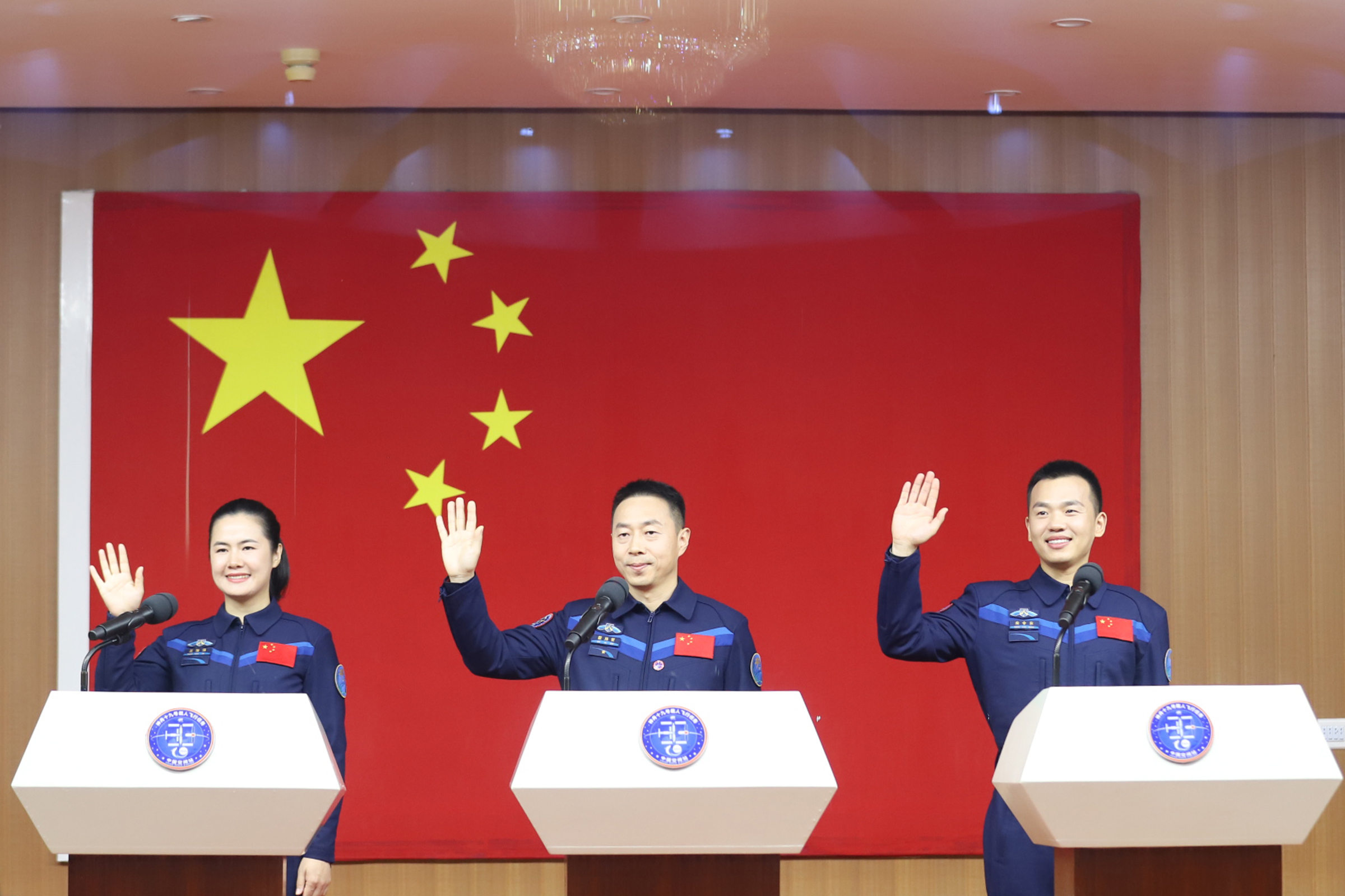 10月29日，神舟十九號航天員乘組在酒泉衛(wèi)星發(fā)射中心問天閣與中外媒體記者集體見面。人民網(wǎng)記者 黃帆攝