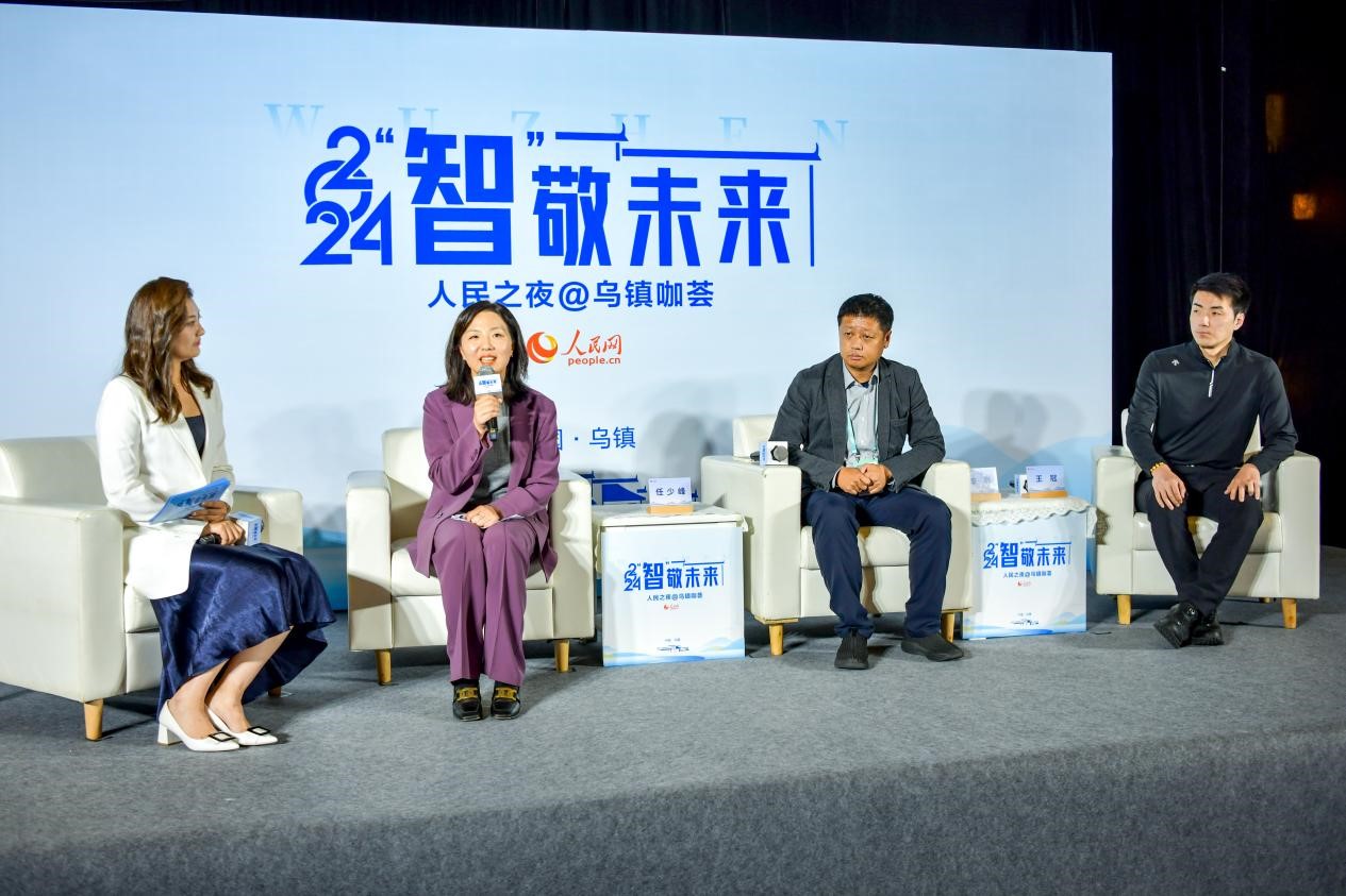 在對話環(huán)節(jié)，趣丸科技總編輯、副總裁任少峰，星云智慧機器人CEO李明，可之教育大模型創(chuàng)始人王冠討論“人工智能如何惠及大眾”。人民網(wǎng)記者 任峰濤攝