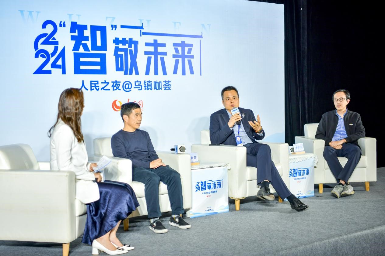 在對話環(huán)節(jié)，之江實驗室高級研究專家潘愛民、伏羲智庫創(chuàng)始人李曉東、麒麟軟件副總經(jīng)理李震寧探討“‘百模大戰(zhàn)’將卷向何方”。人民網(wǎng)記者 任峰濤攝